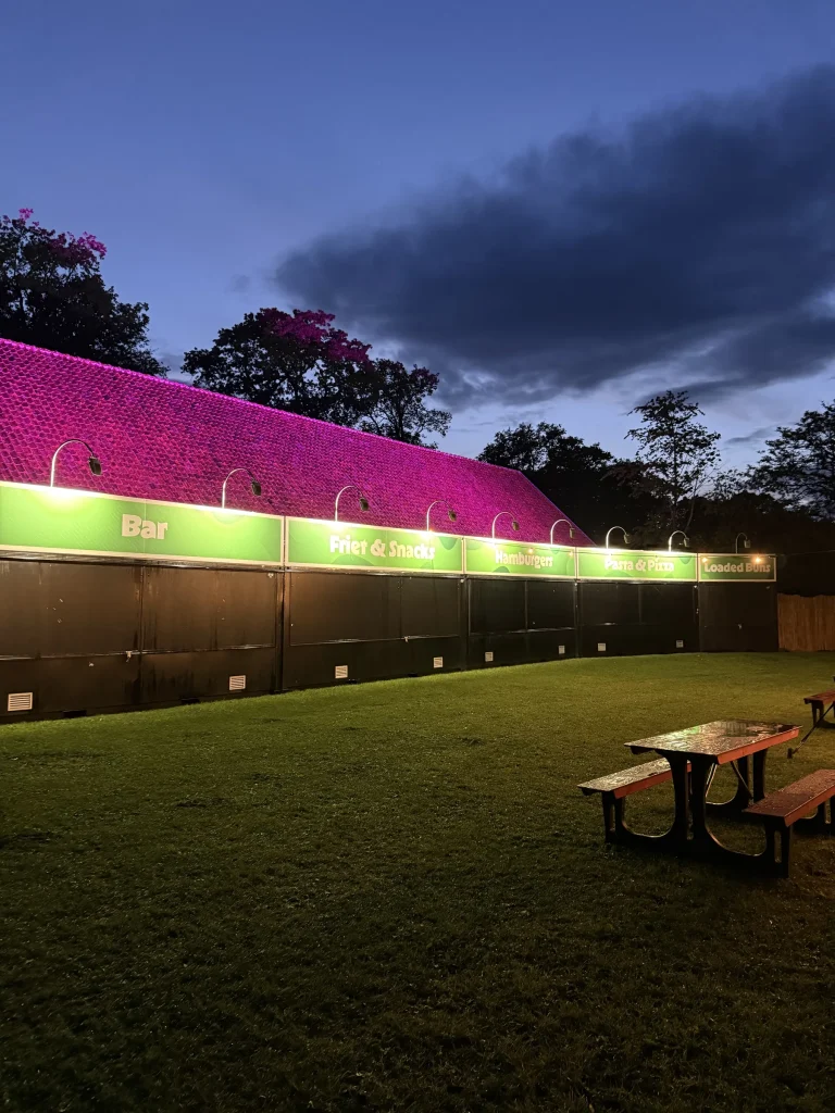 Verlichte barwand bij avond op Vagebond Weekend 2026