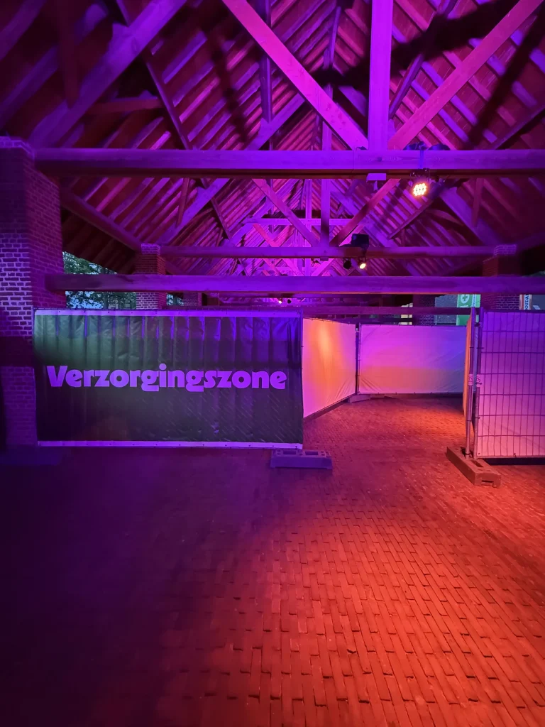 Verzorgingszone in een historische schuur, paars verlicht