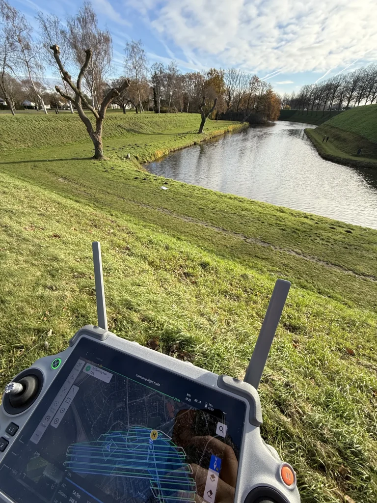 Controller met vluchtplan bij de vestinggracht van Hulst