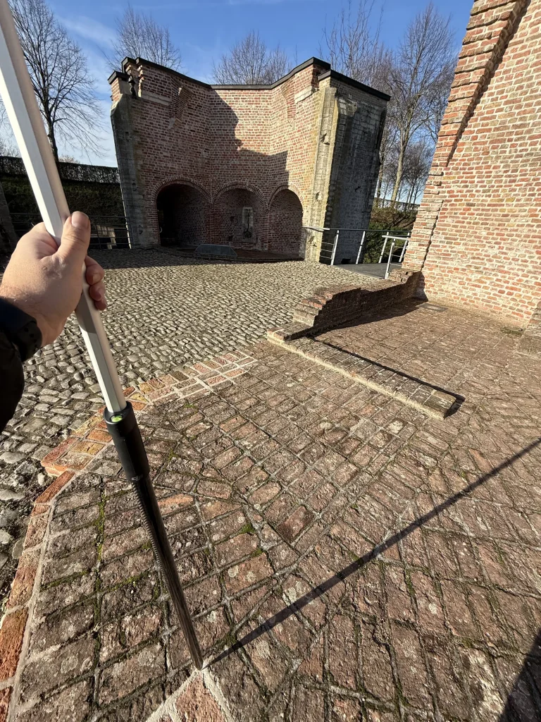 Meetstok op een controlepunt bij de stadspoort van Hulst