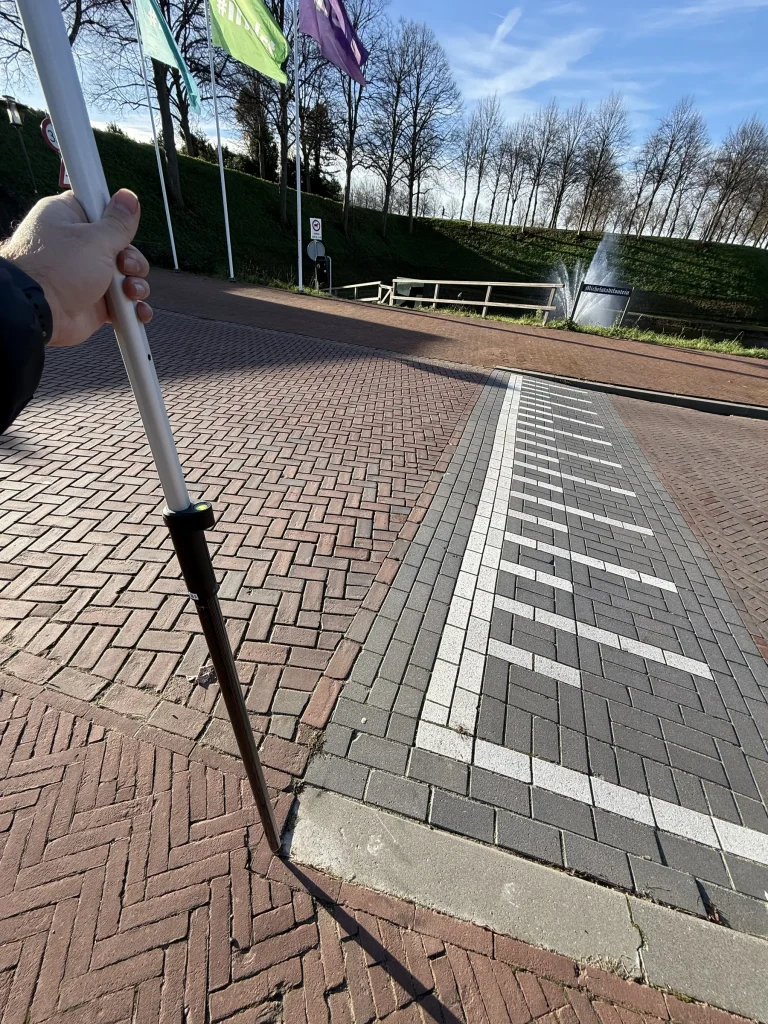 Meetstok op een controlepunt op de bestrating in Hulst