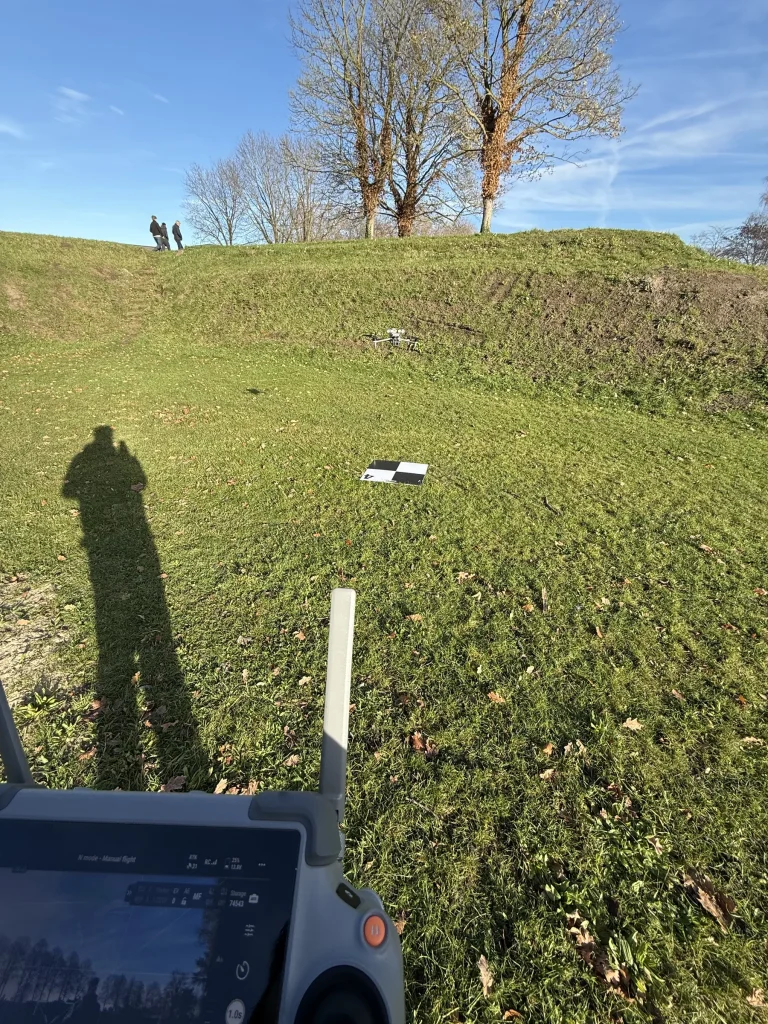 Grondcontrolepunt op de vestingwal van Hulst, met controller in beeld
